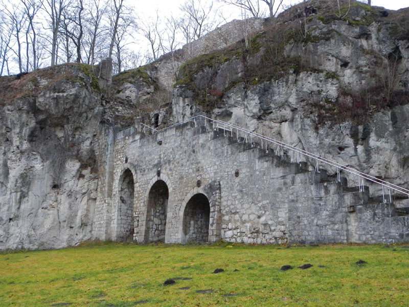 Der Aufgang an der Felsenflanke der Burgruine Scharzfels