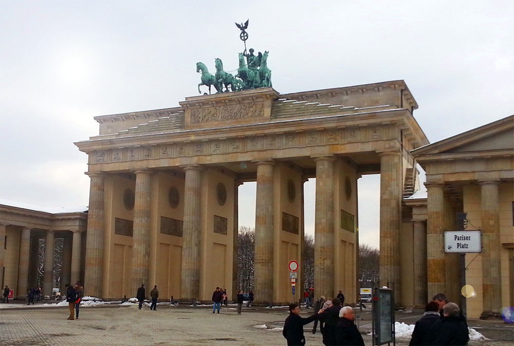 Das Brandenburger Tor zählt zu den Wahrzeichen der Stadt Berlin
