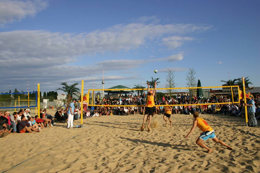 Volleyball-Spaß in BeachMitte in Berlin